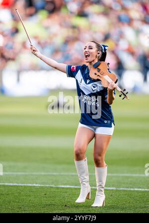 Melbourne, Australia. 21 dicembre 2024. La violinista pluripremiata Evangeline Victoria ha assistito all'intrattenimento pre-partita durante la partita maschile A-Leagues tra il Melbourne Victory FC e il Melbourne City FC tenutasi all'AAMI Park. Punteggio finale Melbourne Victory 1 - Melbourne City 1. Credito: SOPA Images Limited/Alamy Live News Foto Stock