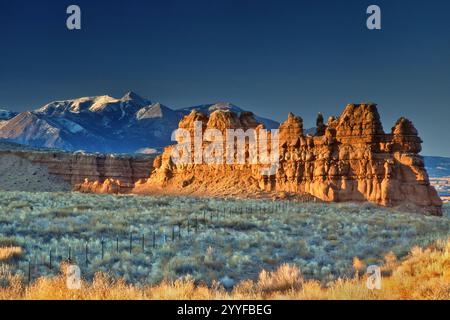 Rocce di arenaria vicino all'autostrada 24, Henry Mountains in lontananza, San Rafael Desert, Sunrise, vicino alla Goblin Valley e Hanksville, Utah, Stati Uniti Foto Stock