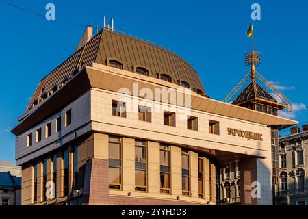 Un grande edificio con una torre dell'orologio in cima. L'edificio è marrone e ha molte finestre Foto Stock