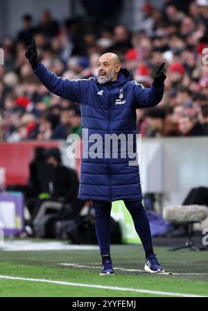 Londra, Regno Unito. 21 dicembre 2024. L'allenatore del Nottingham Forest Nuno Espirito Santo durante la partita di Premier League al Gtech Community Stadium di Londra. Il credito per immagini dovrebbe essere: David Klein/Sportimage Credit: Sportimage Ltd/Alamy Live News Foto Stock