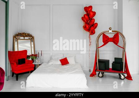 Interno della camera da letto con palline a forma di cuori. Romanticismo di San Valentino Foto Stock