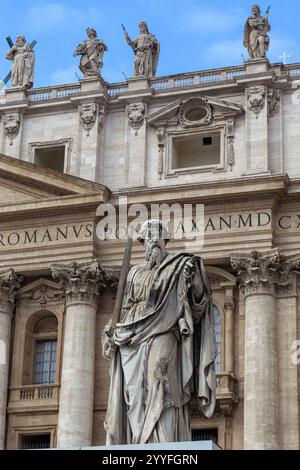 ROMA, VATICANO - 9 MARZO 2023: Questa è la statua di San Paolo di fronte alla Basilica di San Pietro. Foto Stock