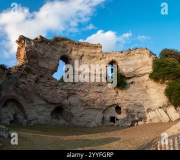 Scenario naturale del Lago d'Averno nei campi Flegrei. Pozzuoli, Campania, Italia Foto Stock