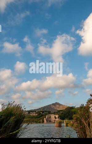 Scenario naturale del Lago d'Averno nei campi Flegrei. Pozzuoli, Campania, Italia Foto Stock