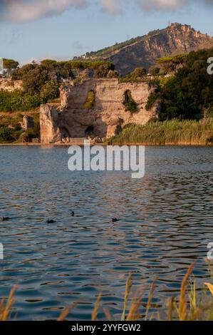 Scenario naturale del Lago d'Averno nei campi Flegrei. Pozzuoli, Campania, Italia Foto Stock