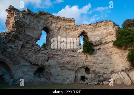 Scenario naturale del Lago d'Averno nei campi Flegrei. Pozzuoli, Campania, Italia Foto Stock