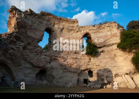 Scenario naturale del Lago d'Averno nei campi Flegrei. Pozzuoli, Campania, Italia Foto Stock