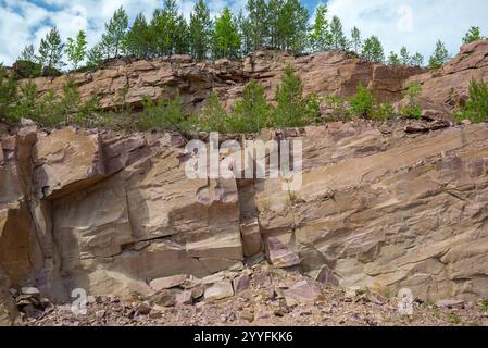 Cava abbandonata di quarzite di lamponi. Il villaggio di Quartzite, Carelia. Russia Foto Stock