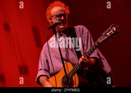 Glasgow, Regno Unito. 21 dicembre 2024. Fran Healy di Travis si esibisce dal vivo sul palco DELL'OVO Hydro. Travis, giganti della scrittura di canzoni vincitrici di BRIT e Ivor Novello, portano il loro Raze the Bar Tour nel più grande locale di Glasgow, l'OVO Hydro. Questo è il loro primo tour nel Regno Unito dal 2022, suonando 12 date in Inghilterra e Scozia. Formatosi a Glasgow nel 1990, i Travis sono una delle band di maggior successo della Scozia, avendo venduto circa sette milioni di dischi. (Foto di Stuart Westwood/SOPA Images/Sipa USA) credito: SIPA USA/Alamy Live News Foto Stock