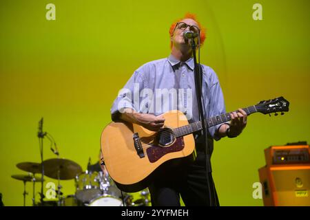 Glasgow, Regno Unito. 21 dicembre 2024. Fran Healy di Travis si esibisce dal vivo sul palco DELL'OVO Hydro. Travis, giganti della scrittura di canzoni vincitrici di BRIT e Ivor Novello, portano il loro Raze the Bar Tour nel più grande locale di Glasgow, l'OVO Hydro. Questo è il loro primo tour nel Regno Unito dal 2022, suonando 12 date in Inghilterra e Scozia. Formatosi a Glasgow nel 1990, i Travis sono una delle band di maggior successo della Scozia, avendo venduto circa sette milioni di dischi. (Foto di Stuart Westwood/SOPA Images/Sipa USA) credito: SIPA USA/Alamy Live News Foto Stock