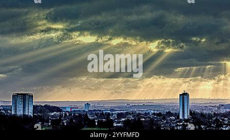 Glasgow, Scozia, Regno Unito. 22 dicembre 2024. Meteo nel Regno Unito: Raggi rispettabili, raggi di dio o raggi di sole mentre pioggia e nuvole scure sulla città puntano a un terribile clima natalizio. Oltre al campo da golf Knightswood e al parco meridionale della città. Credit Gerard Ferry/Alamy Live News Foto Stock