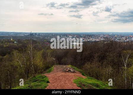 Vista dalla collina di Halda Ema sopra la città di Ostrava nella repubblica Ceca durante la primavera Foto Stock