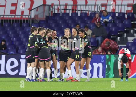 Giocatori del PSV che celebrano il gol del Chimera Ripa (10) del PSV Eindhoven (0-3) durante una partita di calcio femminile tra Feyenoord e PSV Eindhoven, stagione 2024 - 2025 dell'Azerion Women's Eredivisie, sabato 21 dicembre 2024 a Rotterdam, Paesi Bassi . FOTO SPORTPIX | SEVIL OKTEM Foto Stock