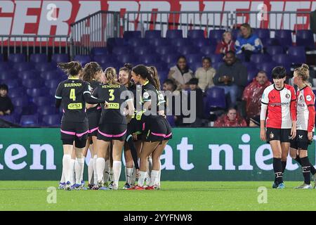 Giocatori del PSV che celebrano il gol del Chimera Ripa (10) del PSV Eindhoven (0-3) durante una partita di calcio femminile tra Feyenoord e PSV Eindhoven, stagione 2024 - 2025 dell'Azerion Women's Eredivisie, sabato 21 dicembre 2024 a Rotterdam, Paesi Bassi . FOTO SPORTPIX | SEVIL OKTEM Foto Stock