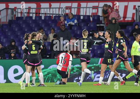 Giocatori del PSV che celebrano il gol del Chimera Ripa (10) del PSV Eindhoven (0-3) durante una partita di calcio femminile tra Feyenoord e PSV Eindhoven, stagione 2024 - 2025 dell'Azerion Women's Eredivisie, sabato 21 dicembre 2024 a Rotterdam, Paesi Bassi . FOTO SPORTPIX | SEVIL OKTEM Foto Stock