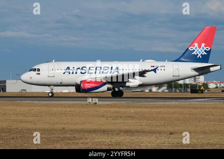 AirSERBIA Airbus A319-132 atterra all'aeroporto Humberto Delgado di Lisbona Foto Stock