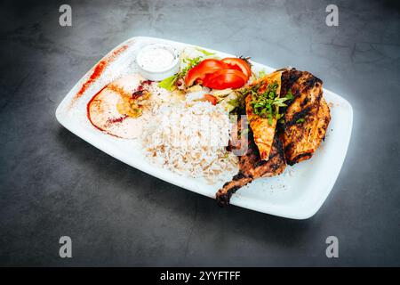 Pollo alla griglia con riso, Hummus e verdure fresche Foto Stock