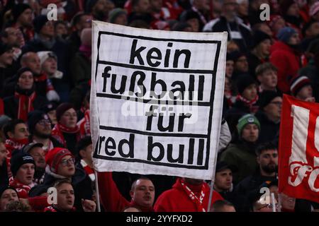 Fussball 1. Bundesliga 15. Spieltag FC Bayern Muenchen - RB Leipzig AM 20.12.2024 in der Allianz Arena a Muenchen i tifosi halten eine Fahne / Banner mit der Aufschrift - kein fussball fuer Red Bull - Hoch le normative DFL vietano qualsiasi uso di fotografie come sequenze di immagini e/o quasi-video. Foto: Revierfoto Foto Stock