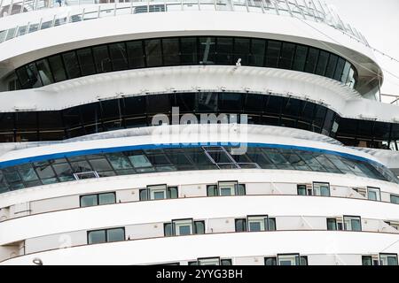 Ponte e cabine di una grande nave da crociera Foto Stock