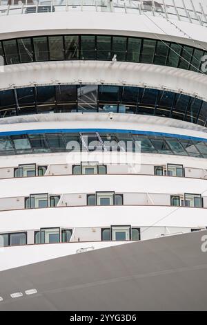 Ponte e cabine di una grande nave da crociera Foto Stock