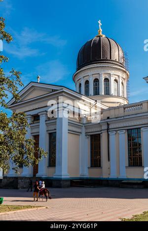 Un grande edificio bianco con una cupola in cima. L'edificio e' circondato da alberi e presenta un'area verde di fronte ad esso. Ci sono persone che camminano intorno a Th Foto Stock