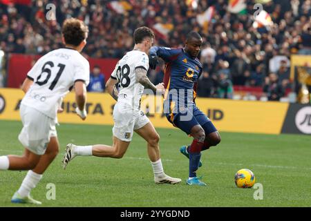 Roma, Lazio, Italia. 22 dicembre 2024. Evan Ndicka di Roma durante la partita di calcio DI serie A COME Roma - Parma calcio Stadio Olimpico il 22 dicembre 2024 a Roma, Italia (Credit Image: © Ciro De Luca/ZUMA Press Wire) SOLO USO EDITORIALE! Non per USO commerciale! Foto Stock