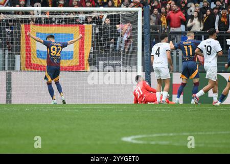 Stadio Olimpico, Roma, Italia. 22 dicembre 2024. Serie A calcio; Roma contro Parma; Alexis Saelemaekers di AS Roma segna il gol per 2-0 al 13° minuto Credit: Action Plus Sports/Alamy Live News Foto Stock