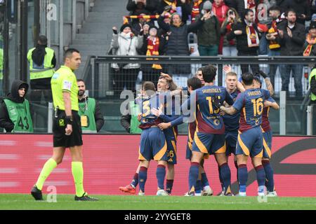 Stadio Olimpico, Roma, Italia. 22 dicembre 2024. Serie A Football; Roma contro Parma; Alexis Saelemaekers dell'AS Roma festeggia dopo aver segnato il gol per 2-0 al 13° minuto Credit: Action Plus Sports/Alamy Live News Foto Stock