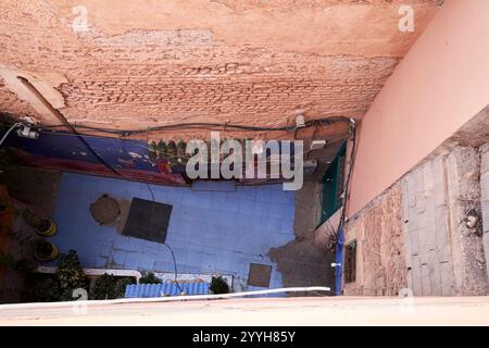 stradina stretta tra riad nella medina di marrakech, marocco Foto Stock