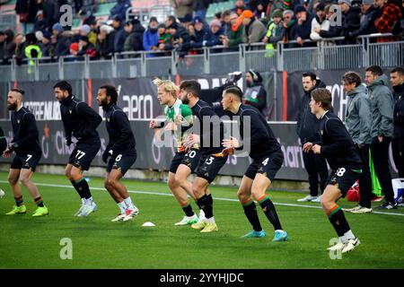 Pre-partita dei giocatori del Venezia durante la partita di calcio di serie A tra Venezia e Cagliari allo stadio Pier Luigi Penzo, Nord Est Italia - domenica 22 dicembre 2024. Sport - calcio (foto di Paola Garbuio /Lapresse) Foto Stock