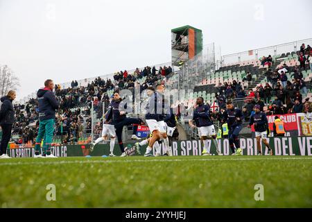 Pre-partita dei giocatori del Cagliari durante la partita di calcio di serie A tra Venezia e Cagliari allo Stadio Pier Luigi Penzo, Nord Est Italia - domenica 22 dicembre 2024. Sport - calcio (foto di Paola Garbuio /Lapresse) Foto Stock