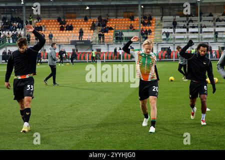 Pre-partita dei giocatori del Venezia durante la partita di calcio di serie A tra Venezia e Cagliari allo stadio Pier Luigi Penzo, Nord Est Italia - domenica 22 dicembre 2024. Sport - calcio (foto di Paola Garbuio /Lapresse) Foto Stock