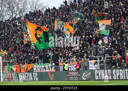 Tifosi del Venezia in azione durante la partita di serie A tra Venezia e Cagliari allo stadio Pier Luigi Penzo, nord-est Italia - domenica 22 dicembre 2024. Sport - calcio (foto di Paola Garbuio /Lapresse) Foto Stock