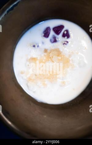 Primo piano di palline di riso glutinoso tailandese con latte di cocco Foto Stock