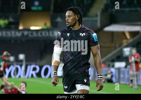 Swansea, Galles. 21 dicembre 2024. Daniel Kasende of Ospreys durante la gara dell'ottavo round del United Rugby Championship (URC) tra Ospreys e Scarlets al Swansea.com Stadium di Swansea, Galles, Regno Unito, il 21 dicembre 2024. Crediti: Duncan Thomas/Majestic Media/Alamy Live News. Foto Stock