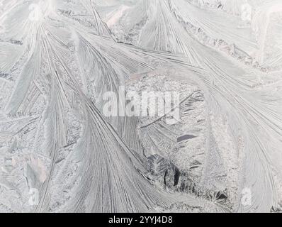 Texture di sfondo fotografico, motivi di brina sul parabrezza dell'auto in inverno. Tema invernale. Foto Stock