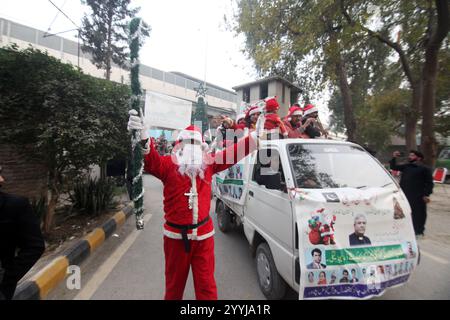 Peshawar, Peshawar, Pakistan. 22 dicembre 2024. I cristiani Babbo Natale si radunano in vista del Natale a Peshawar. PESHAWAR, PAKISTAN, 21 DICEMBRE: I membri della minoranza cristiana pakistana vestita da clausole di Babbo Natale prendono parte ad un raduno pre-natalizio in vista del Natale su una strada a Peshawar, Pakistan, 21 dicembre 2024. In tutto il mondo, miliardi di persone celebrano ogni anno il Natale il 25 dicembre per commemorare la nascita di Gesù Cristo. (Immagine di credito: © Hussain Ali/ZUMA Press Wire) SOLO PER USO EDITORIALE! Non per USO commerciale! Foto Stock