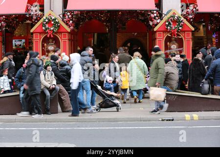 Londra, Regno Unito. 22 dicembre 2024. Gli amanti dello shopping natalizio in Regent Street nel West End di Londra l'ultima domenica prima di Natale. Crediti: Waldemar Sikora / Alamy Live News Foto Stock