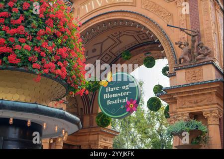 Copenaghen, Danimarca - 13 settembre 2024: Parco divertimenti Tivoli Gardens nel centro di Copenaghen. Ingresso principale anteriore ai Giardini di Tivoli. Foto Stock