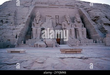 Il grande Tempio di Ramses II, Abu Simbel, Valle del Nilo, Egitto, settembre 1989 Foto Stock