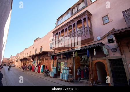 architettura con balconi in legno di tipo moresco su un edificio nella medina della città rossa di marrakech, marocco Foto Stock