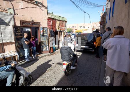 blocco del traffico nella stretta via medina di marrakech, marocco Foto Stock