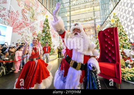 Kuala Lumpur, Malesia. 22 dicembre 2024. Un uomo vestito da Babbo Natale viene visto in una strada a Kuala Lumpur, Malesia, 22 dicembre 2024. Crediti: Chong Voon Chung/Xinhua/Alamy Live News Foto Stock