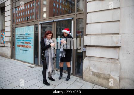 Leeds City Centre durante il periodo natalizio, 2024. Foto Stock