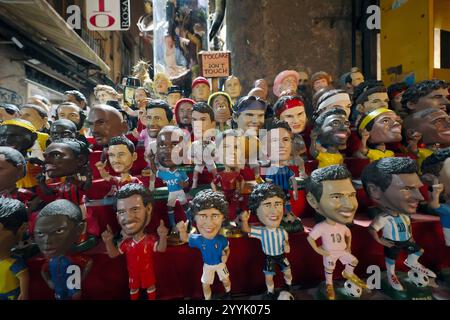 Napoli, Italia - 24 dicembre 2021: Vendita statuette in terracotta dipinte a mano, raffiguranti personaggi famosi della religione, della musica, dell'arte, dello sport e della politica Foto Stock