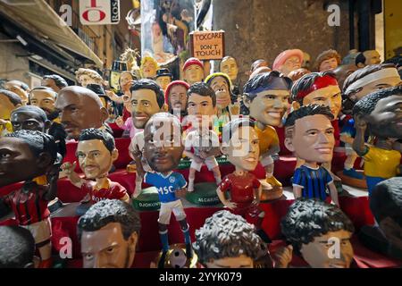 Napoli, Italia - 24 dicembre 2021: Vendita statuette in terracotta dipinte a mano, raffiguranti personaggi famosi della religione, della musica, dell'arte, dello sport e della politica Foto Stock