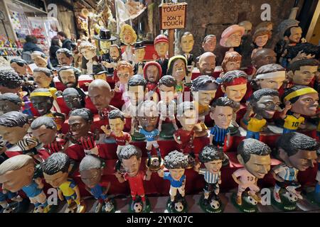 Napoli, Italia - 24 dicembre 2021: Vendita statuette in terracotta dipinte a mano, raffiguranti personaggi famosi della religione, della musica, dell'arte, dello sport e della politica Foto Stock