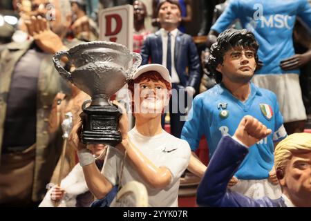 Napoli, Italia - 12 dicembre 2024: Statuetta artigianale raffigurante il campione di tennis Jannik Sinner a San Gregorio Armeno, la famosa via della natività Foto Stock