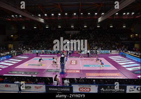 Novara, Italia. 22 dicembre 2024. Novara Players vs Chieri Players al Pala Igor Gorgonzola durante Igor Gorgonzola Novara vs reale mutua Fenera Chieri '76, Volley Italian serie A1 Women Match a Novara, Italia, 22 dicembre 2024 Credit: Independent Photo Agency/Alamy Live News Foto Stock