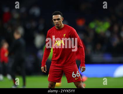 22 dicembre 2024; Tottenham Hotspur Stadium, Londra, Inghilterra; Premier League Football, Tottenham Hotspur contro Liverpool; Trent Alexander-Arnold di Liverpool in fase di riscaldamento Foto Stock